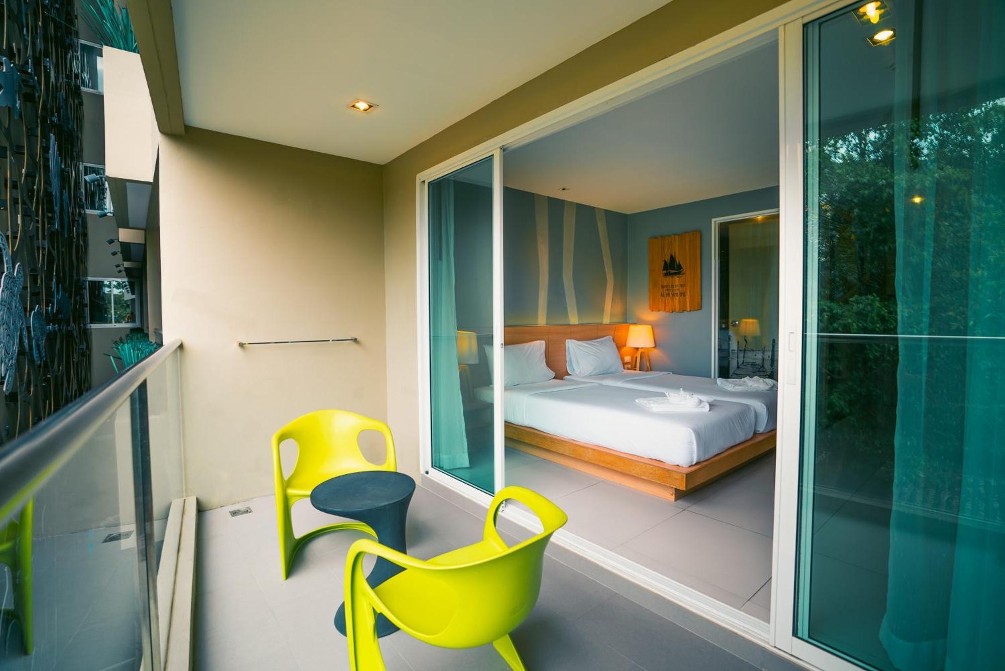 Mad Monkey Phuket Hostel Patong Exterior photo